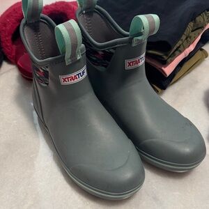 XTRATUF
WOMEN'S ANKLE DECK BOOT